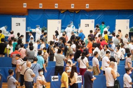 (miniature) Des habitants attendent d'effectuer des tests d'acide nucléique à Macao