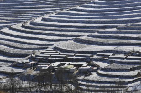 (miniature) Paysage de champs en terrasses enneigés dans le district autonome tibétain de Tianzhu de la ville de Wuwei
