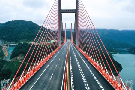 (miniature) Photo aérienne montrant une section d'une autoroute reliant le district de Jianhe et le district de Liping dans la province chinoise du Guizhou (sud-ouest)