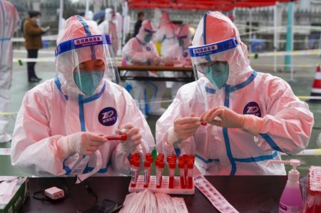 (miniature) Des professionnels de santé préparent des tests d'acide nucléique dans un site de dépistage de l'arrondissement de Zhenhai de la ville de Ningbo