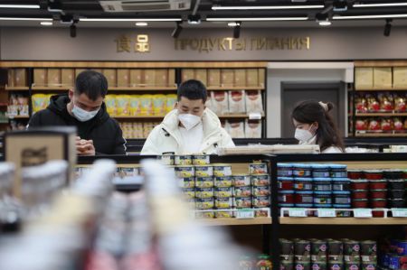 (miniature) Des personnes font des achats dans un magasin des produits russes à Manzhouli