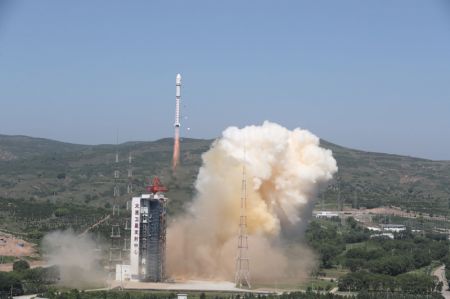 (miniature) Une fus&eacute;e porteuse Longue Marche-2D transportant le satellite Jilin-1 01B