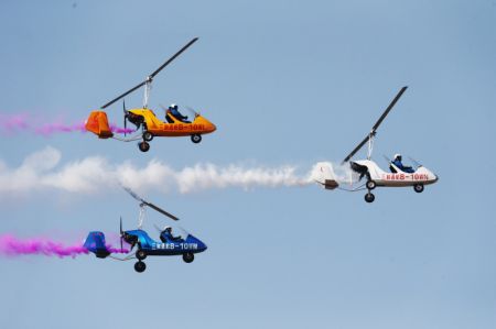 (miniature) Des avions participent à un spectacle acrobatique lors d'un événement public organisé par l'Association des propriétaires d'avions et des pilotes de Chine (China Aircraft Owners and Pilots Association