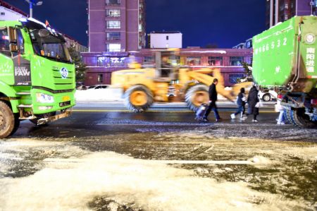 (miniature) Un véhicule de déneigement déblaie la neige sur une autoroute à Tongliao