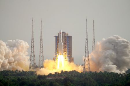 (miniature) La fusée porteuse Longue Marche-5B Y4 transportant le module laboratoire Mengtian de la station spatiale décolle depuis le Site de lancement de vaisseaux spatiaux de Wenchang