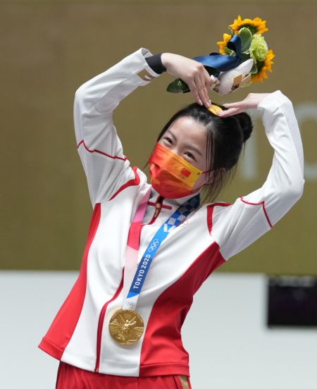 (miniature) La tireuse chinoise Yang Qian pose pour une photo lors de la cérémonie de remise des médailles après avoir remporté la médaille d'or de tir à la carabine à air 10m femmes aux Jeux olympiques de Tokyo