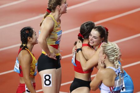 (miniature) La Luxembourgeoise Patrizia Van Der Weken (2e à droite) après la finale du 100m femmes de la 31e édition estivale des Jeux mondiaux universitaires de la FISU