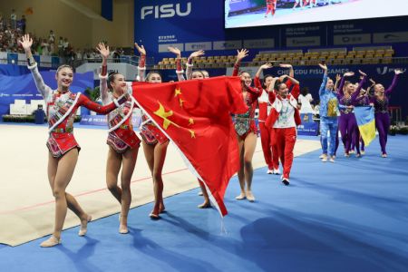 (miniature) L'équipe de Chine salue le public lors de la deuxième rotation de la finale du concours général par équipe de la 31e édition estivale des Jeux mondiaux universitaires de la FISU