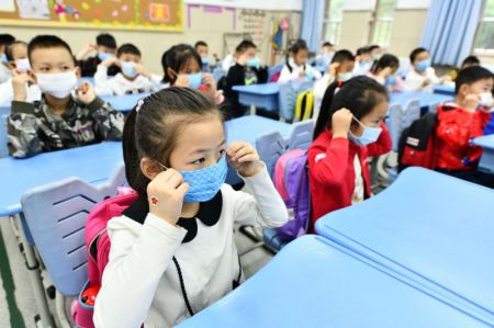 (miniature) Des élèves apprennent à porter des masques dans une école primaire de Guiyang