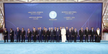 (miniature) Le président chinois Xi Jinping participe à une séance de photo de groupe lors d'un banquet de bienvenue organisé par le président kazakh Kassym-Jomart Tokaïev en amont de la réunion élargie de l'Organisation de coopération de Shanghai (OCS)