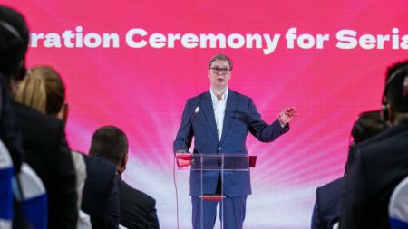 (miniature) Le président serbe Aleksandar Vucic prend la parole lors de l'inauguration officielle de la production en série dans la première usine chinoise de fabrication de pneus en Europe