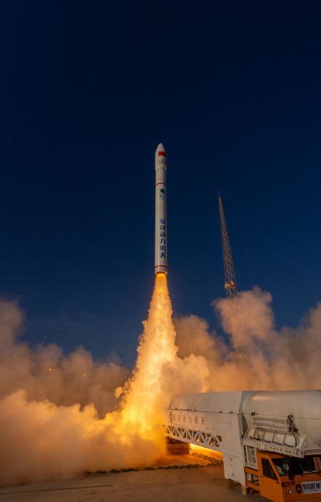 (miniature) La fusée porteuse commerciale CERES-1 transportant un groupe de cinq satellites a décollé depuis le Centre de lancement de satellites de Jiuquan