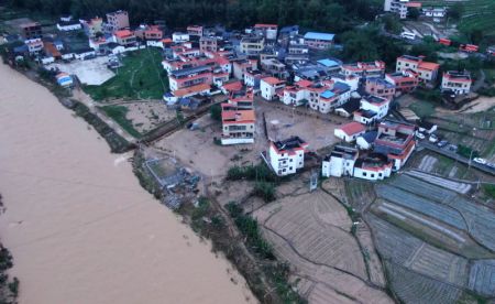 (miniature) Photo aérienne prise le 21 avril 2024 montrant une vue du district de Wujiang après les inondations