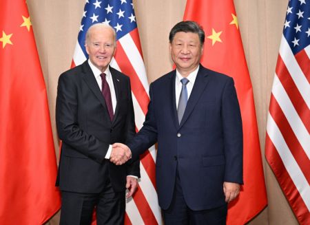 (miniature) Le président chinois Xi Jinping rencontre son homologue américain Joe Biden à Lima