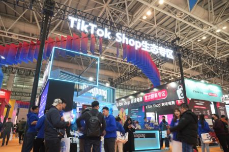 (miniature) Des personnes visitent le stand de TikTok Shop lors de la 4e Foire du commerce électronique transfrontalier de Chine à Fuzhou