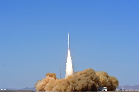 (miniature) Une fusée porteuse commerciale à propergol solide SQX-1 décolle depuis le Centre de lancement de satellites de Jiuquan