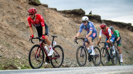 (miniature) Des cyclistes s'affrontent lors de la 4e étape du 23e Tour cycliste du lac Qinghai