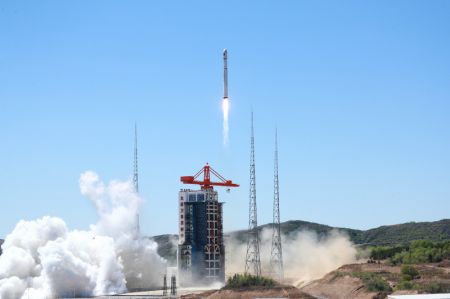 (miniature) Une fusée porteuse Longue Marche-6C transportant quatre satellites décolle depuis le centre de lancement des satellites de Taiyuan