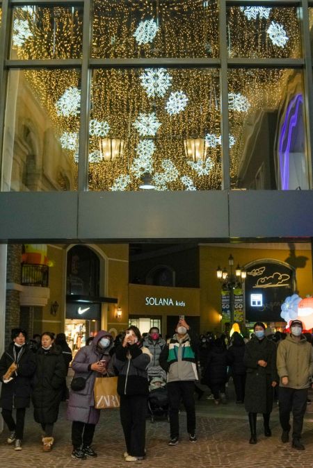 (miniature) Des personnes profitent de leur temps libre dans un centre commercial