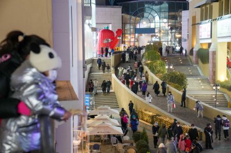 (miniature) Des personnes profitent de leur temps libre dans un centre commercial