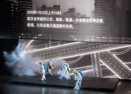 (miniature) Des acteurs du Théâtre populaire d'art de Wuhan présentent une pièce racontant l'histoire des professionnels médicaux durant la lutte contre l'épidémie de COVID-19 à Wuhan