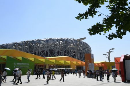 (miniature) Des gens visitent les zones d'exposition du Salon international du commerce des services de Chine 2020