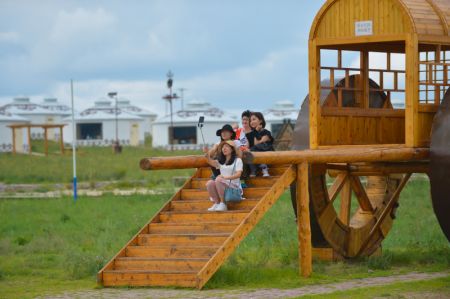 (miniature) Des touristes prennent des selfies dans un site pittoresque à Hulunbuir