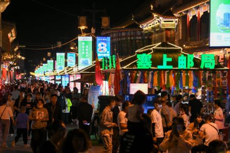 (miniature) Des touristes visitent une rue historique à Hohhot