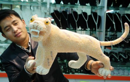 (miniature) Un tigre réalisé avec 10 000 perles