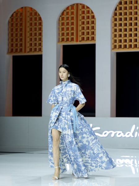 (miniature) Un mannequin présente une création au défilé de clôture de la Semaine de la mode de Chine printemps/été 2023