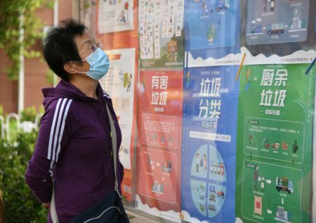 (miniature) Une habitante apprend le tri des déchets dans l'arrondissement de Haidian à Beijing
