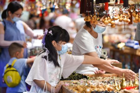 (miniature) Des gens font des achats dans un magasin de souvenirs de la zone touristique du temple de Confucius