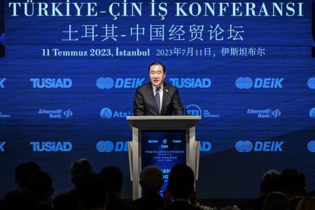 (miniature) Le vice-pr&eacute;sident du Conseil chinois pour la promotion du commerce international (CCPIT)