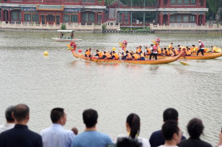 (miniature) Courses de bateaux-dragons dans le parc Longtan dans l'arrondissement de Dongcheng à Beijing