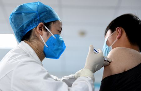 (miniature) Un homme reçoit une injection du vaccin contre le COVID-19 dans une clinique du district de Feixi de la province de l'Anhui