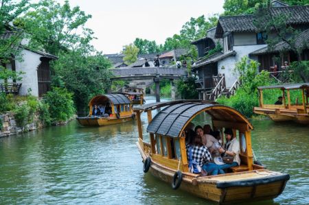 (miniature) Des touristes visitent le Puyuan Fashion Resort