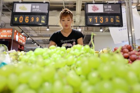 (miniature) Une cliente sélectionne des fruits dans un supermarché de la ville de Binzhou