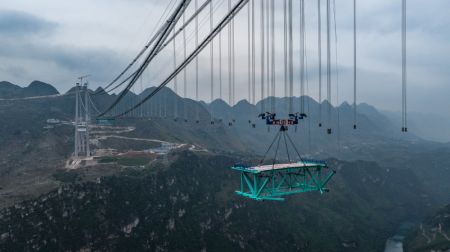 (miniature) Photo aérienne du premier élément en acier du pont du grand canyon de Huajiang