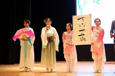 (miniature) Une participante (2e à gauche) montre son travail de calligraphie chinoise lors du concours Pont vers le chinois pour les étudiants égyptiens à Ismaïlia en Egypte
