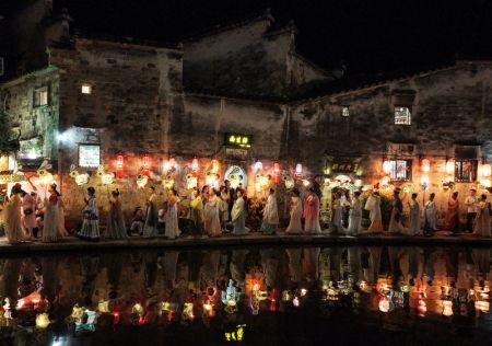 (miniature) Photo prise par un drone de gens en costumes traditionnels chinois participant à un défilé de lanternes dans le village de Hongcun