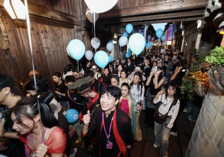 (miniature) Des personnes participent au défilé d'ouverture du 11e Festival du théâtre de Wuzhen de la ville de Tongxiang