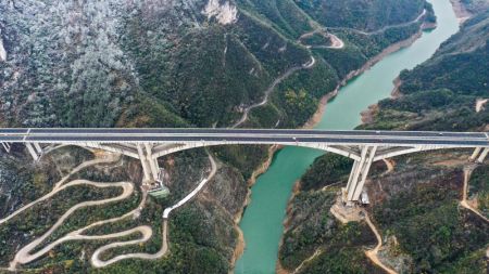 (miniature) Photo aérienne de véhicules circulant sur le grand pont de Ganxi