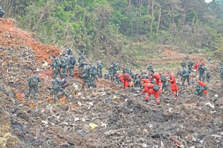 (miniature) Des secouristes recherchent les boîtes noires sur le site du crash d'un avion dans le district de Tengxian de la région autonome Zhuang du Guangxi (sud de la Chine)