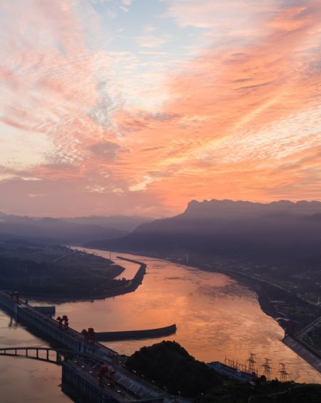 (miniature) Lever de soleil sur le barrage des Trois Gorges