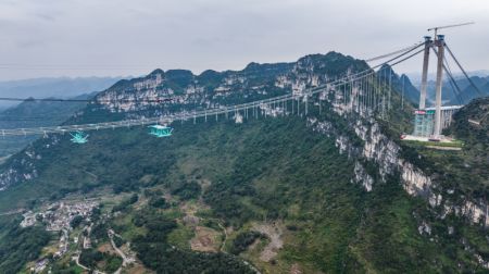 (miniature) Photo aérienne du premier élément en acier du pont du grand canyon de Huajiang