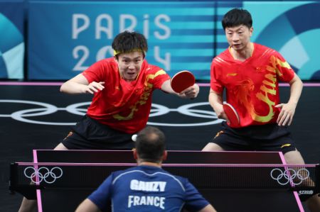 (miniature) Ma Long (à droite)/Wang Chuqin de Chine affrontent Simon Gauzy/Alexis Lebrun de France lors de la demi-finale de tennis de table-par équipes hommes entre la Chine et la France aux Jeux olympiques de Paris 2024 dans la capitale française