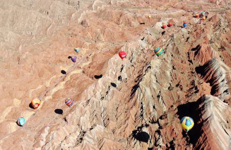 (miniature) Des montgolfi&egrave;res dans le parc g&eacute;ologique national de Danxia