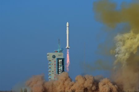 (miniature) Une fusée porteuse Longue Marche-2D transportant le satellite Shiyan-20 C décolle du Centre de lancement de satellites de Jiuquan