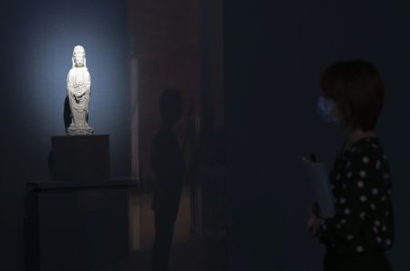 (miniature) Une statue en porcelaine exposée au Musée national de Chine à Beijing