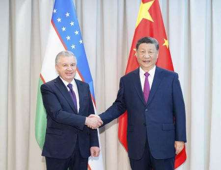 (miniature) Le président chinois Xi Jinping rencontre son homologue ouzbek Chavkat Mirzioïev avant la 24e réunion du Conseil des chefs d'Etat de l'Organisation de coopération de Shanghai (OCS) à Astana